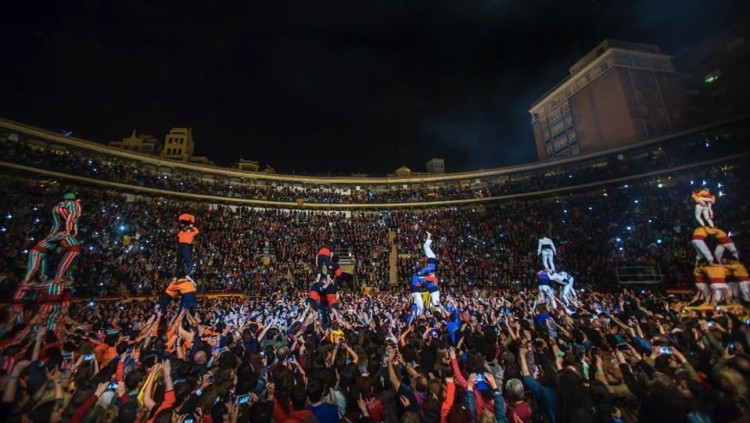 'Homenatge a València', Diada del 25 d'abril celebrada a la Plaça de Bous de València / Vicent de Castro - Col·lectiu Koma