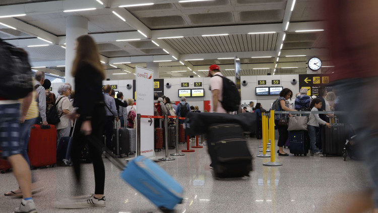 L'aeroport de Son Sant Joan, a Palma, ple de turistes. Europa Press
