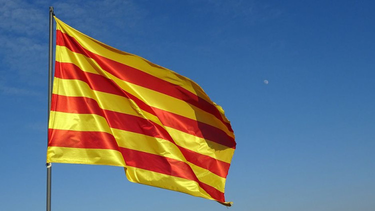 Pot ser la bandera conservada més antiga del món, la senyera, la bandera de tots els catalans de Salses a Guardamar i de Fraga a Maó, ja documentada en un segell de Ramon Berenguer IV de 1150.