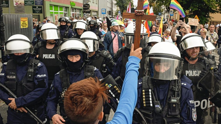 Un manifestant protesta contra la celebració de l'orgull LGTBI a Polònia. Der Spiegel