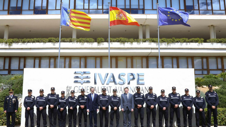 El director general de Seguretat, José María Ángel, i el president valencià, Ximo Puig, amb la policia de la Generalitat Valenciana.