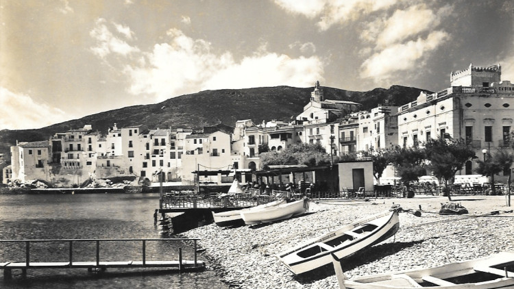 La Platja Gran de Cadaqués amb la boia que donà el nom al bar Boia, el 1946. Fotografia: J.Cebollero, Fisa postals.