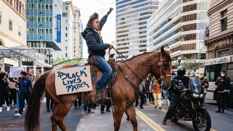 Una activista a cavall en una manifestació a Oakland. Der Spiegel