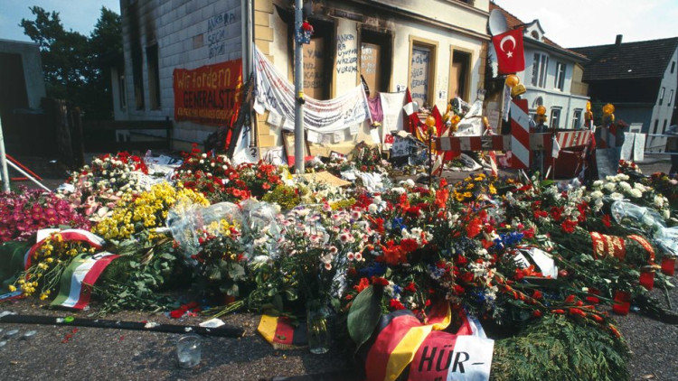 Homenatge a la família turca assassinada a Solingen, Alemanya, el 1993 després d'un crim racista. Der Spiegel