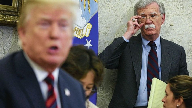 John Bolton observa Donald Trump. Der Spiegel