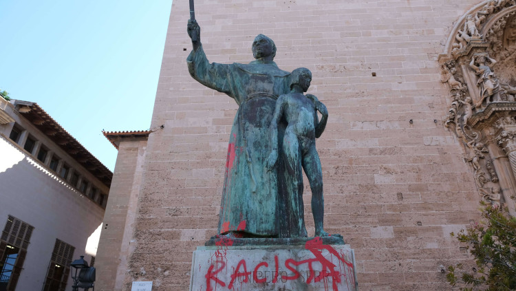 Pintada recent al monument de fra Juníper Serra, a Palma. Europa Press