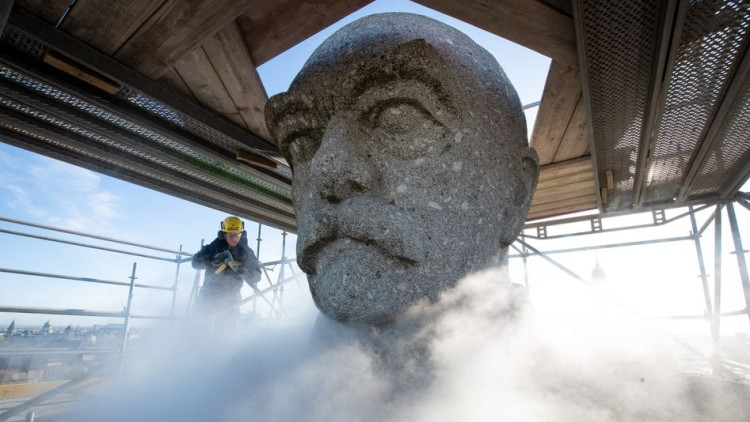 Operaris netegen el monument a Otto von Bismarck ubicat a Hamburg. Der Spiegel