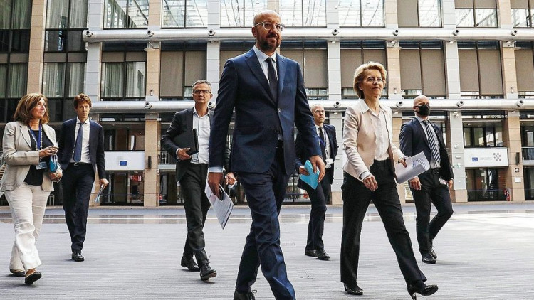 Charles Michel i Ursula Von der Leyen. Der Spiegel