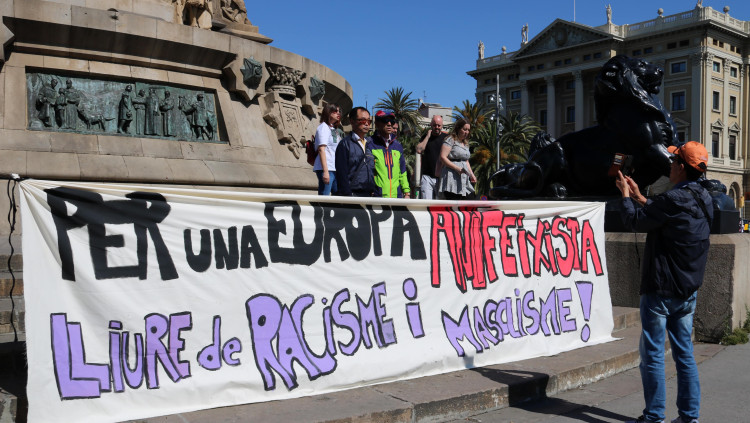 Manifestació davant l'estàtua de Colom de Barcelona. Agència Catalana de Notícies