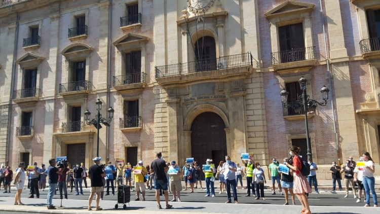 Concentració a les portes del TSJCV contra les diverses resolucions respecte de normatives que promocionaven la llengua pròpia| Europa Press