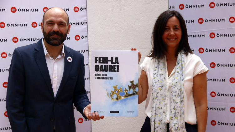 El vicepresident d'Òmnium, Marcel Mauri, i la doctora en Dret i experta en drets humans Neus Torbisco mostren el cartell de la campanya de l'entitat. Agència Catalana de Notícies