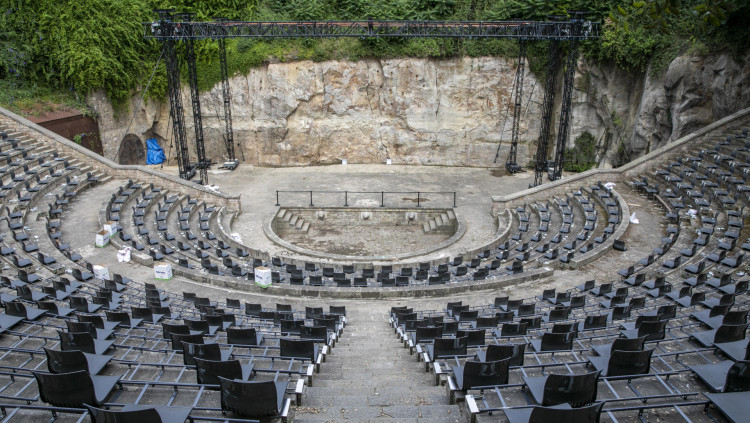 Imatge de com lluirà aquest estiu el Teatre Grec de Montjuïc, amb un aforament reduït a 800 persones. ©Grec