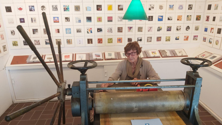 Mercè Barberà darrere del tòrcul del Taller Galeria Fort al "Mini Print Internacional de Cadaqués, 2020".