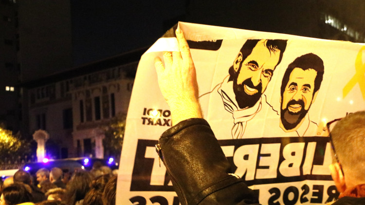 Manifestant demana l'alliberament de Jordi Sànchez i Jordi Cuixart. Agència Catalana de Notícies