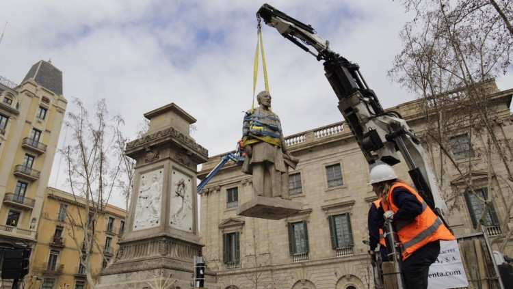 Retirada de l'estàtua dedicada a l'esclavista Antonio López a Barcelona. Europa Press