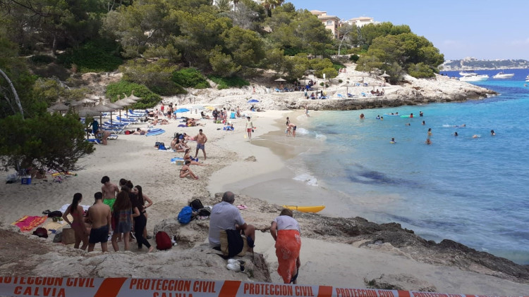 Platja de Calvià, protegida per la policia. Europa Press