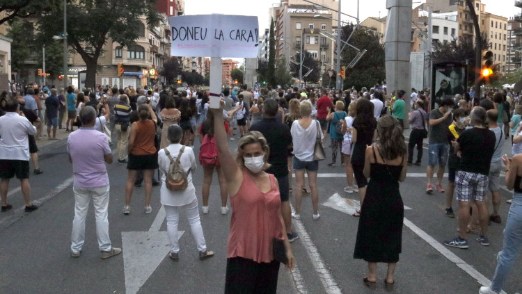 Una ciutadana es manifesta contra el confinament al Segrià. Agència Catalana de Notícies