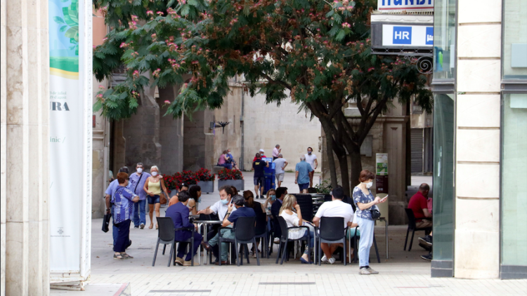 Un bar obert a l'Eix Comercial de Lleida aquest dilluns 13 de juliol. ACN - Laura Cortés