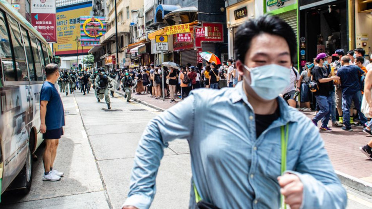 Un manifestant fuig de la policia a Hong Kong. Der Spiegel