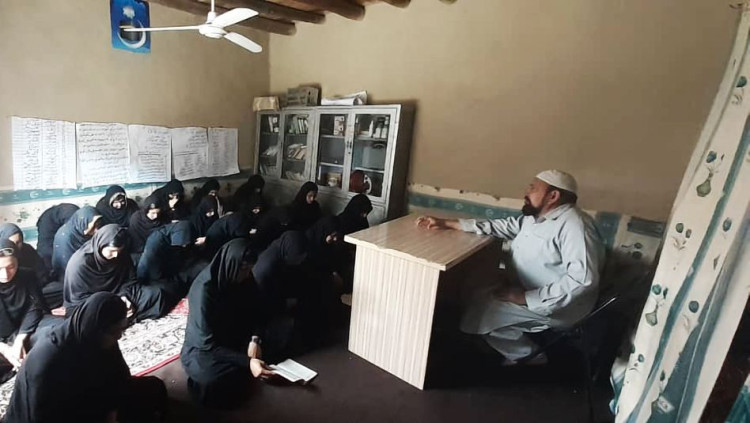 Ur-Rahman fent classes a xiquetes des del saló de sa casa. Der Spiegel