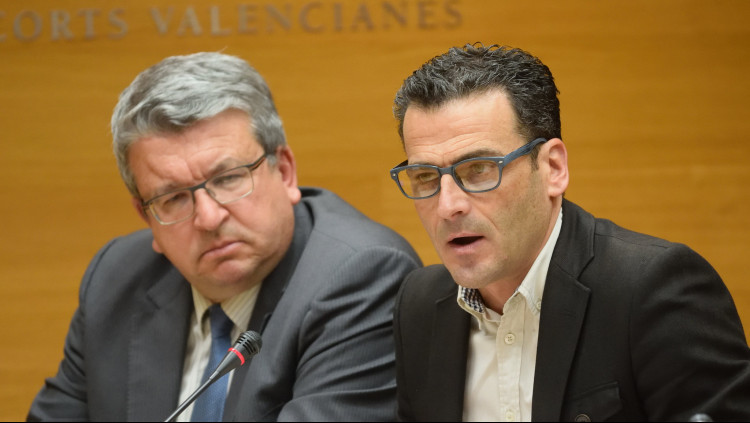 Alfred Costa, amb Fernando Llopis al seu costat, durant la compareixença parlamentària en què va ser ratificat com a nou director general d'À Punt.