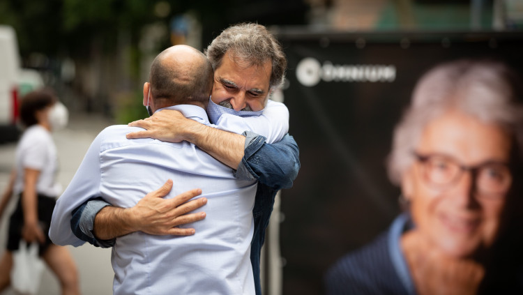 Jordi Cuixart s'abraça amb Marcel Mauri a l'arribada de la seu d'Òmnium Cultural. Europa Press