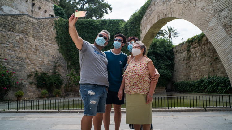 Turistes es fotografien a Palma. Europa Press