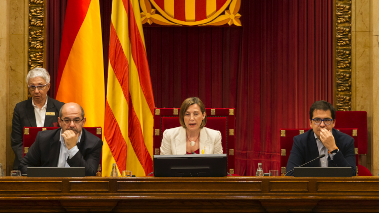D'esquerra a dreta, Lluís Guinó, Carme Forcadell i José Maria Espejo-Saavedra, membres de l'anterior Mesa del Parlament