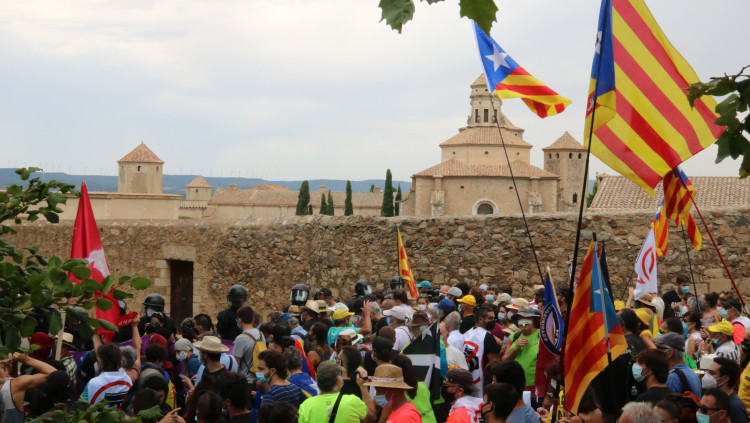 Manifestants envolten el monestir de Poblet en la visita del rei espanyol. Agència Catalana de Notícies