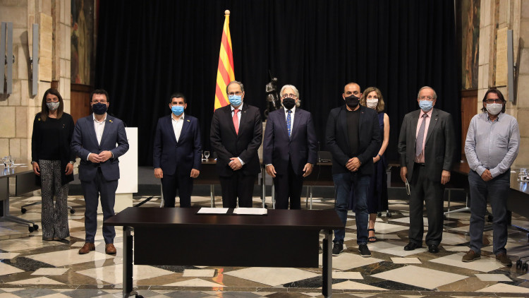 Imatge dels agents que han signat el pla. Govern català