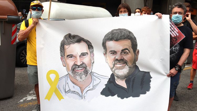 Pancarta de suport a Jordi Cuixart i Jordi Sànchez. Agència Catalana de Notícies