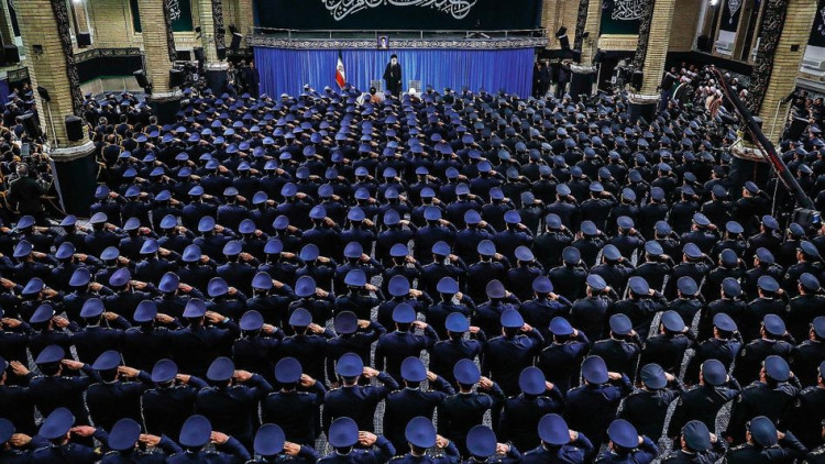 El líder suprem iranià, Ali Khamenei, s'adreça al públic. Der Spiegel