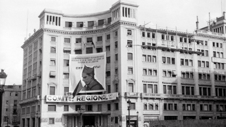 Casa de la Confederació Nacional del Treball (CNT) i la Federació Anarquista Ibèrica (FAI). Fotògraf desconegut.