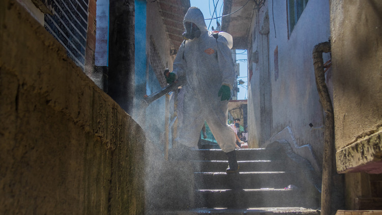 Operari desinfectant els carrers de Rio de Janeiro. Europa Press