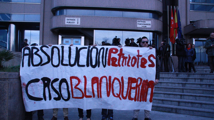 Manifestants donen suport als assaltants de Blanquerna. Agència Catalana de Notícies