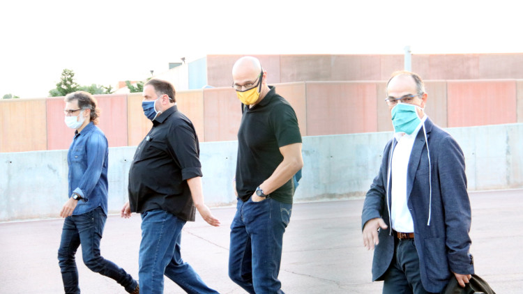 Els presos independentistes Jordi Turull, Raül Romeva, Oriol Junqueras i Jordi Cuixart surten caminant de la presó de Lledoners. 17 de juliol de 2020.. Agència Catalana de Notícies