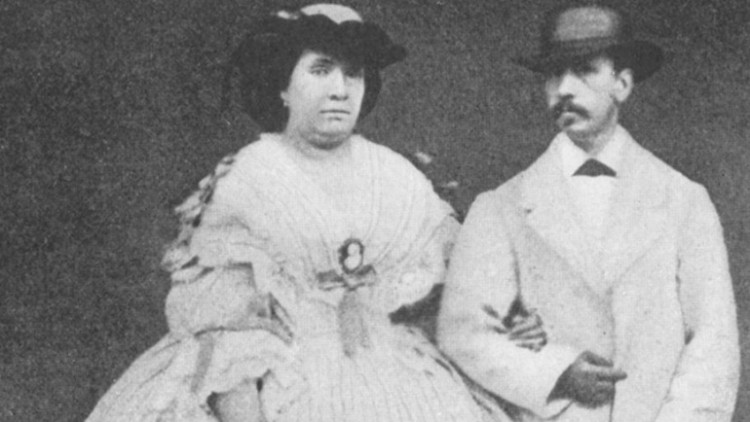 Isabel II, reina dels espanyols, la casaren amb el seu cosí germà Francesc d'Assis, àlies Paquita. L'àlies no és debades. Els cònjuges, a la imatge, no compartien el tàlem (ell era homosexual) i difícilment així es pot procrear. Tots els fills d'Isabel II (en tingué dotze, entre mascles i femelles) són producte de relacions extramatrimonials.