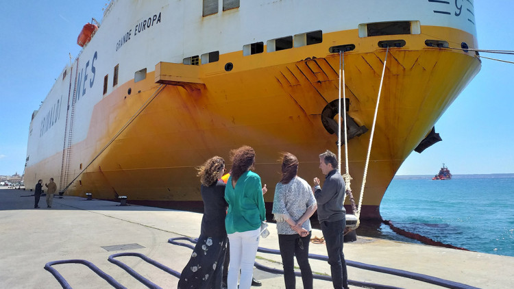 Joan Gual de Torrella, a la dreta, davant d'un vaixell al port de Palma. Europa Press