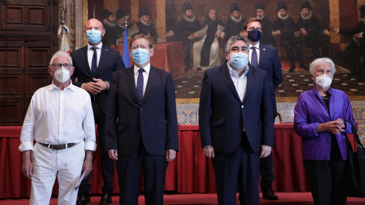 Raimon i Annalisa Corti, en l'acte, amb mascareta, acompanyats de les autoritats presents, el president de la Diputació Toni Gaspar, el president de la Generalitat Ximo Puig, el ministre de Cultura, José Manuel Rodríguez Uribes i l'alcalde de Xàtiva Roger Cerdà