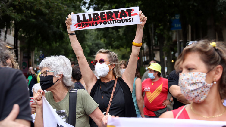 Manifestant demana la llibertat dels presos polítics. Agència Catalana de Notícies