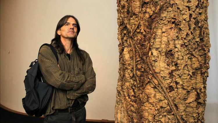 L’escriptor-artista Perejaume. Perejaume inicia la seva trajectòria artista a finals dels setanta. Se’l vincula a corrents avantguardistes com el dadaisme, el surrealisme o l’art conceptual, així com també al romanticisme i al paisatgisme català del XIX. Ha donat lloc a una poètica d’infinites ressonàncies metafòriques en què conviuen pintura, escriptura, fotografia, escultura, etc. Font: ElEconomista.com