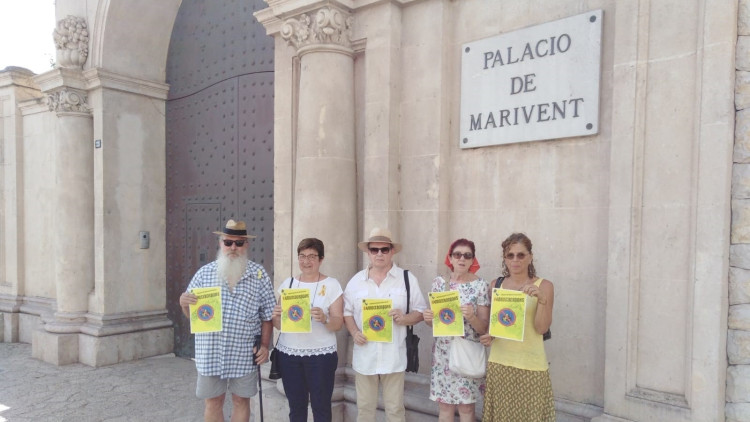 Manifestants antimonàrquics es fotografien davant el Palau de Marivent. Europa Press