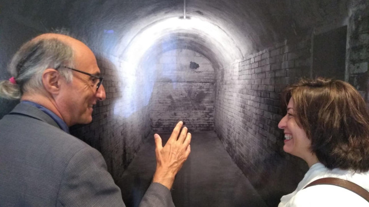 La fotògrafa Espe Pons i Vicenç Altaió comentant l'obra “Refugi 307”, al Palau Solterra de la Fundació Vila Casas, a Torroella de Montgrí. Fotografia: Jordi Jové