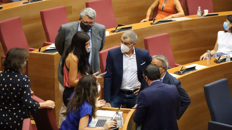 Portaveus i diputats dels cinc grups que finalment donaran suport al dictamen de la comissió de reconstrucció de les Corts valencianes, durant una conversa a l'hemicicle aquest dimarts.. Pablo Gobernado