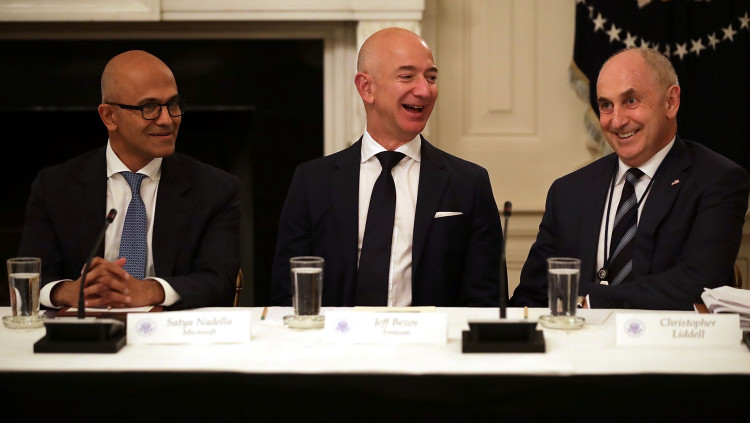 Jeff Bezos, propietari d'Amazon, al centre de la imatge