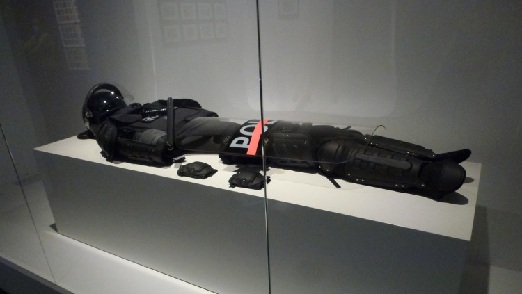 Daniel G. Andújar: Erik, el ventríloc (2012), vestit antidisturbis.
