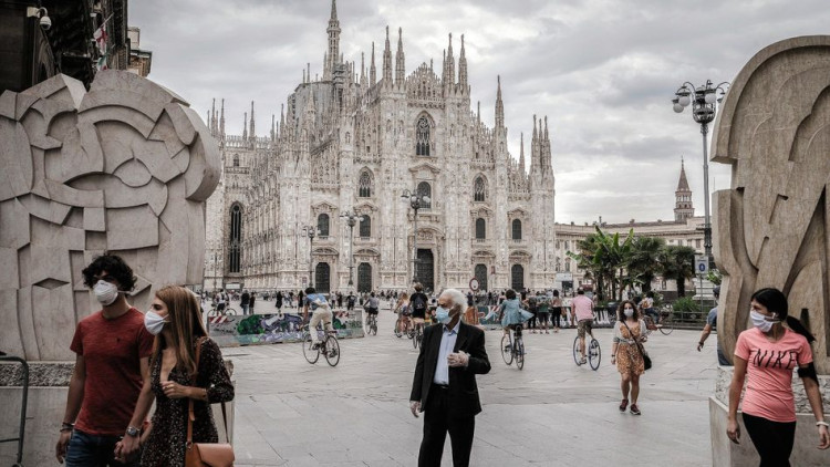Vianants passegen per la catedral de Milà. Der Spiegel