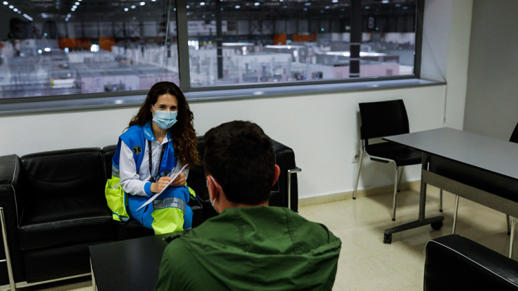 Psicòloga sanitària treballa durant la pandèmia. Europa Press