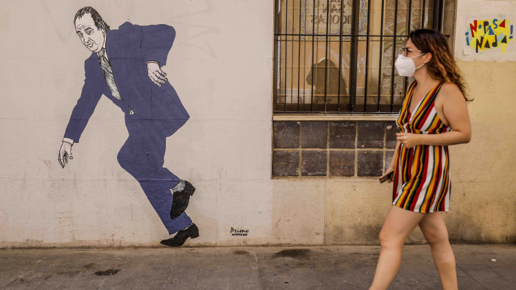 Una pintada apareguda a un carrer de València que representa el rei emèrit espanyol, Joan Carles I, a punt de caure.. Europa Press