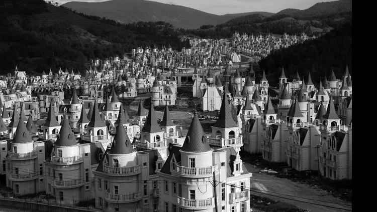 La urbanització fantasma de falsos chateaux francesos de Burj Al Babas, a Turquia. ARQUITECTURA Arquitectura (pública) 11 ag. 2020per Enric Massip-Bosch Contràriament al que defensava la primera ministra britànica Margaret Thatcher (“La societat no existeix. Hi ha homes i dones individuals, i hi ha famílies”, 1987), sabem fefaentment que el teixit social sí que existeix més enllà de les unitats de grup elementals. Contradictori i conflictiu, amb mancances, desigualtats i múltiples facetes. Però existeix, i quan s’intenta esborrar-lo es demostra que és necessari. Si, a més, entenem que els reptes a què ens enfrontem no